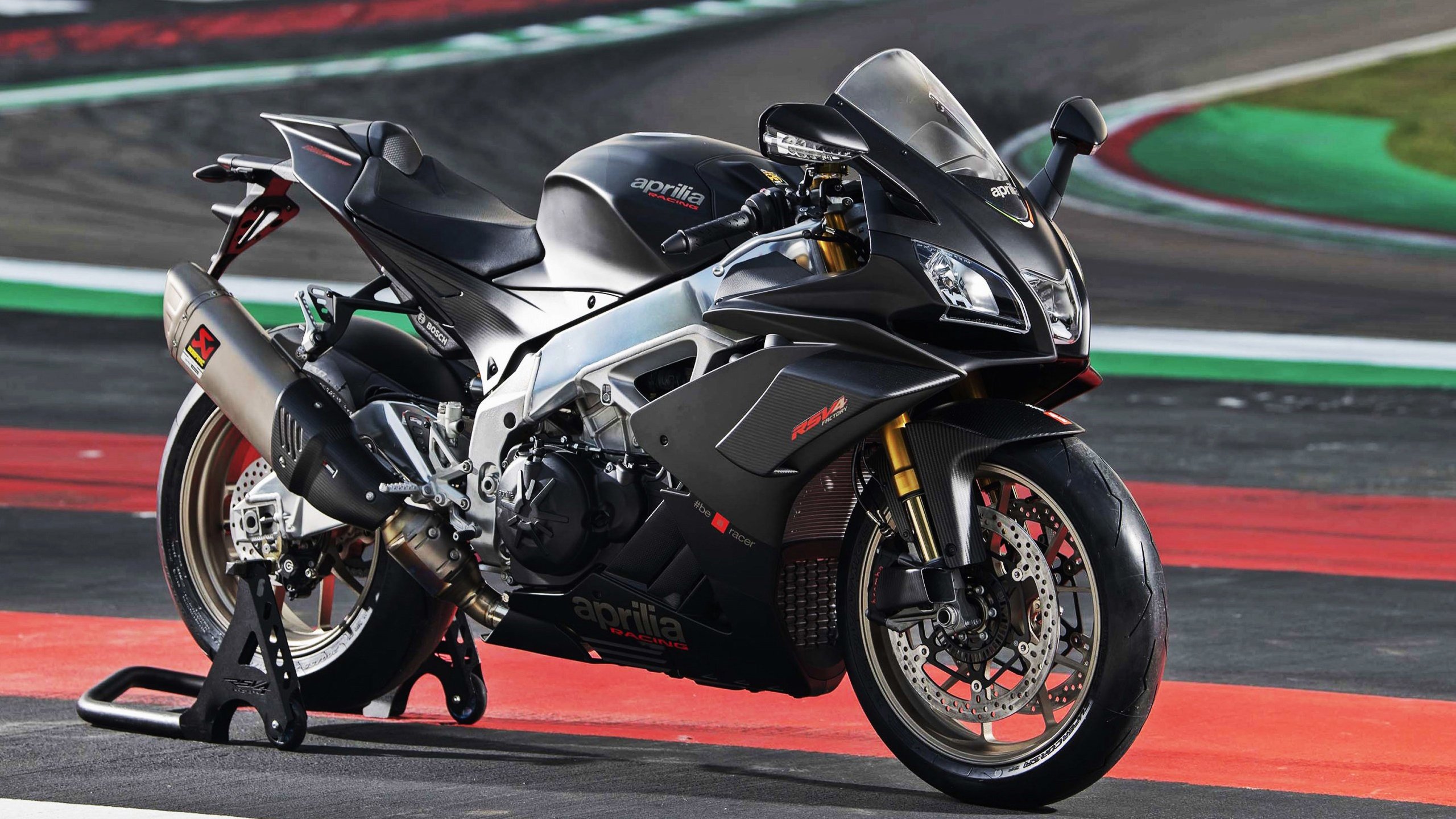 “台球激斗:天府校区体育馆成顶级竞技平台”